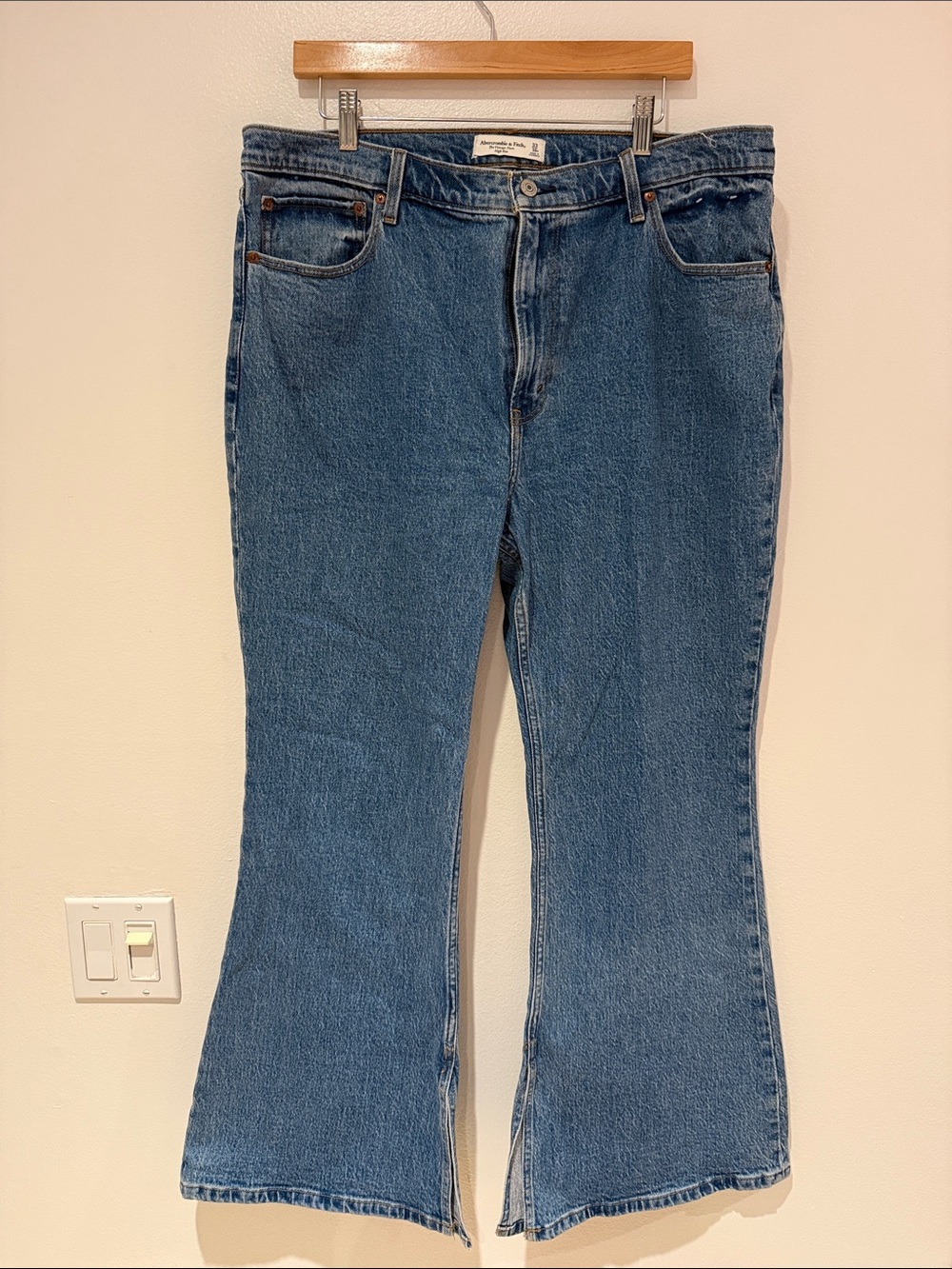 Abercrombie & Fitch Women's Denim Flare Jeans 33Short new without tags